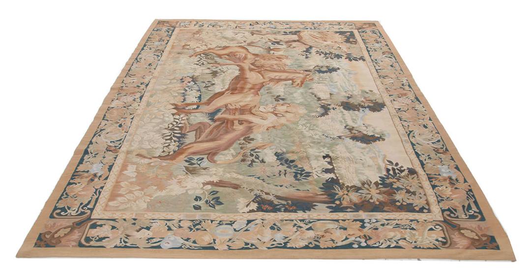 Håndvævet kilim-tæppe fra Kina med et klassisk billedmæssigt gobelindesign i beige nuancer.