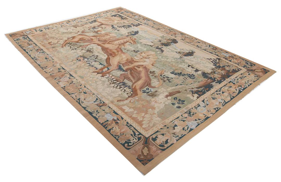 Håndvævet kilim-tæppe fra Kina med et klassisk billedmæssigt gobelindesign i beige nuancer.