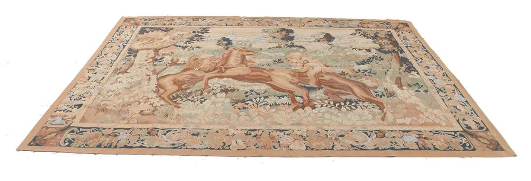 Håndvævet kilim-tæppe fra Kina med et klassisk billedmæssigt gobelindesign i beige nuancer.