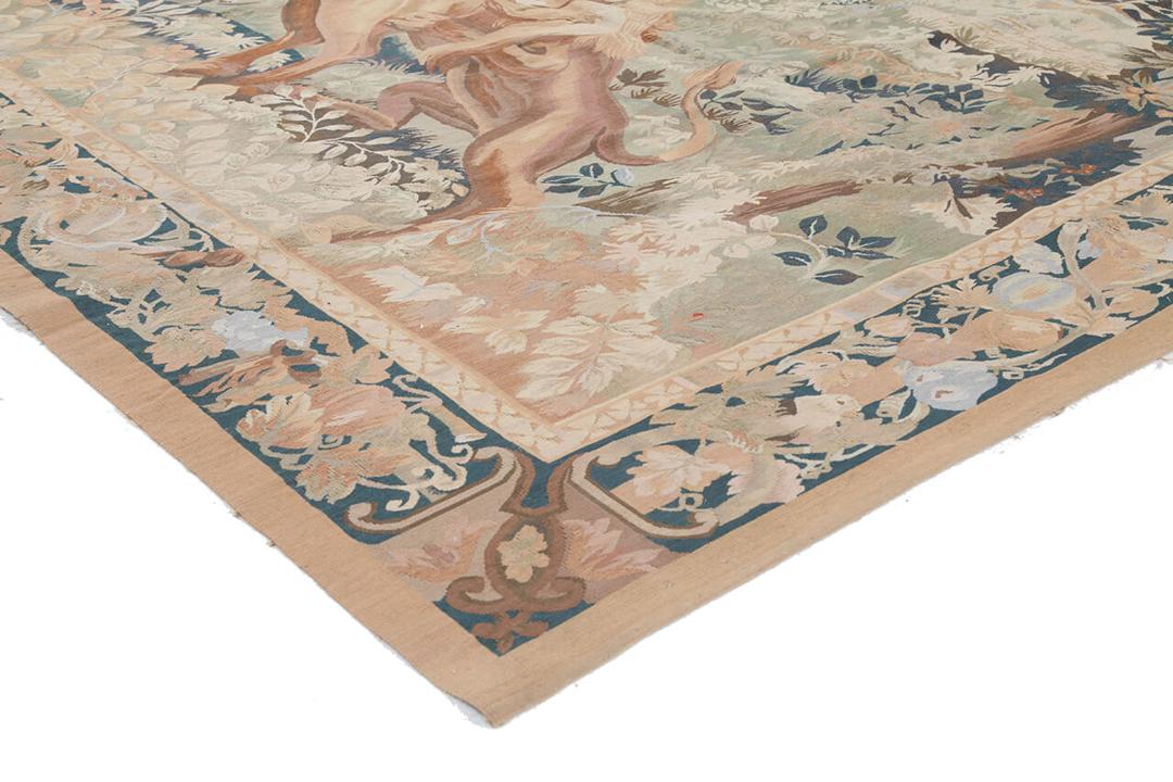 Håndvævet kilim-tæppe fra Kina med et klassisk billedmæssigt gobelindesign i beige nuancer.