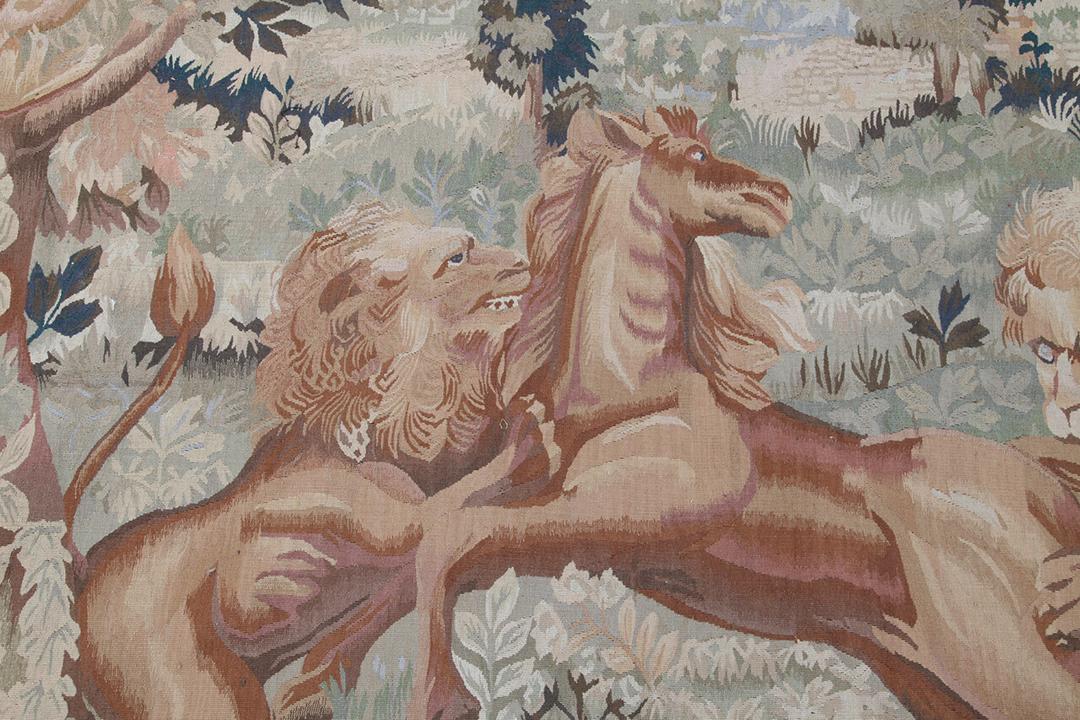 Håndvævet kilim-tæppe fra Kina med et klassisk billedmæssigt gobelindesign i beige nuancer.