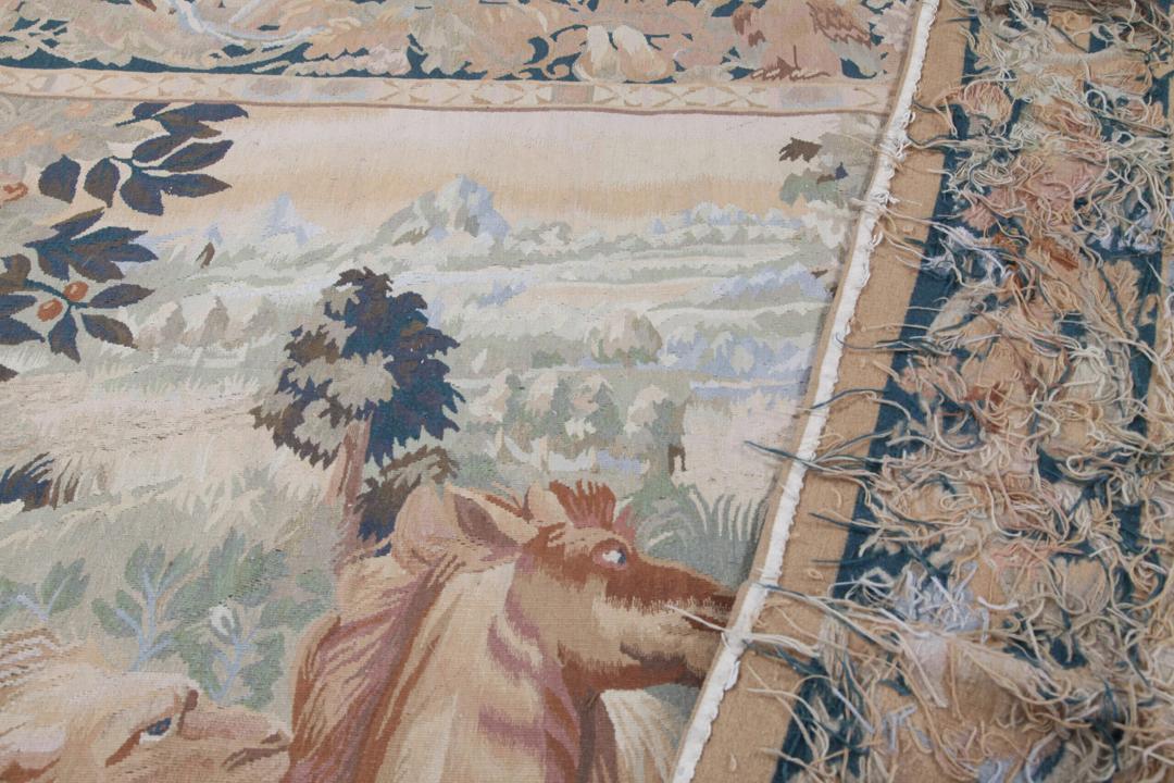Håndvævet kilim-tæppe fra Kina med et klassisk billedmæssigt gobelindesign i beige nuancer.