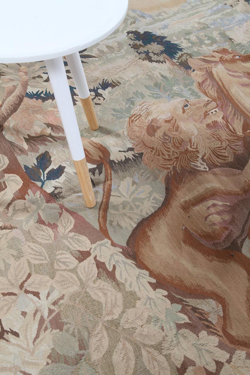 Håndvævet kilim-tæppe fra Kina med et klassisk billedmæssigt gobelindesign i beige nuancer.