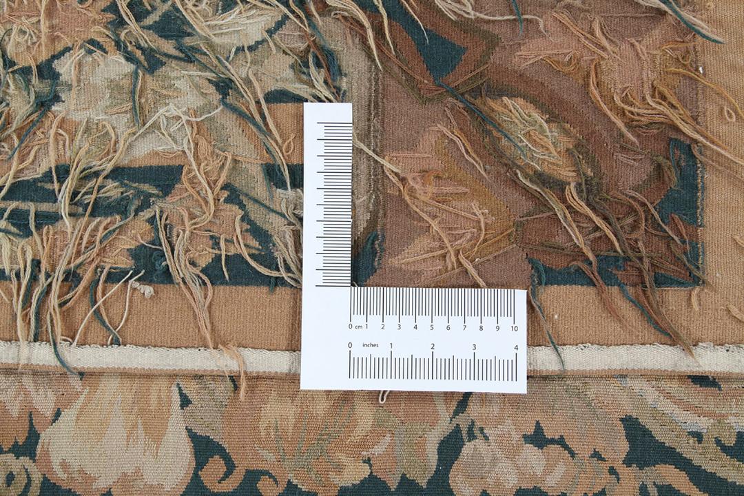 Håndvævet kilim-tæppe fra Kina med et klassisk billedmæssigt gobelindesign i beige nuancer.