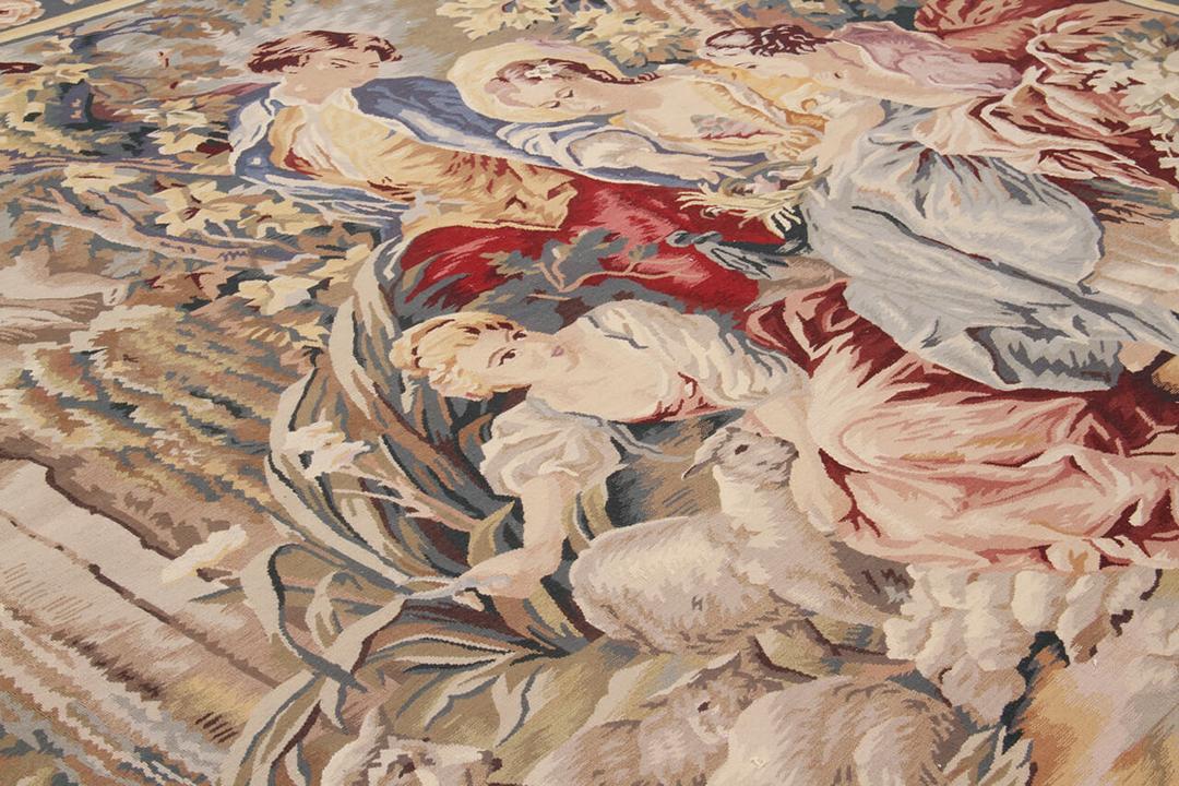 Et rektangulært håndvævet tæppe fra Kina med en farverig pastoral scene med figurer og får.