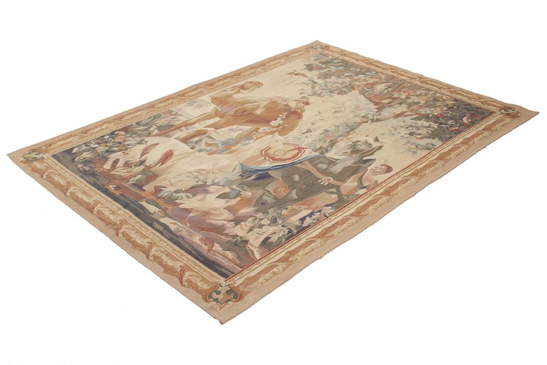 Een handgeweven tapijt in Aubusson-stijl uit China met een beige achtergrond en een picturaal tafereel van dieren en bomen.