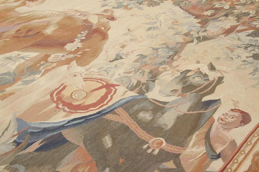 Een handgeweven tapijt in Aubusson-stijl uit China met een beige achtergrond en een picturaal tafereel van dieren en bomen.