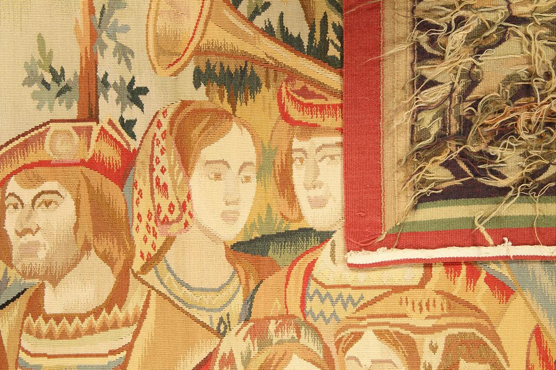 Un tapis kilim rectangulaire tissé à la main originaire de Chine, présentant une scène historique détaillée avec des personnages et une bordure florale dans des tons multicolores.