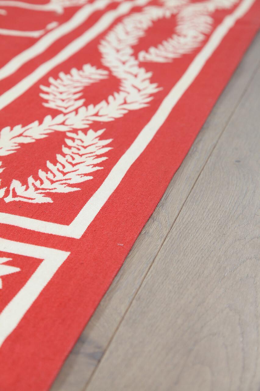 Handgeweven Kilim tapijt uit China met een bloemenpatroon in rood