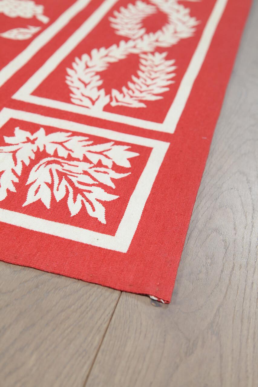 Handgeweven Kilim tapijt uit China met een bloemenpatroon in rood