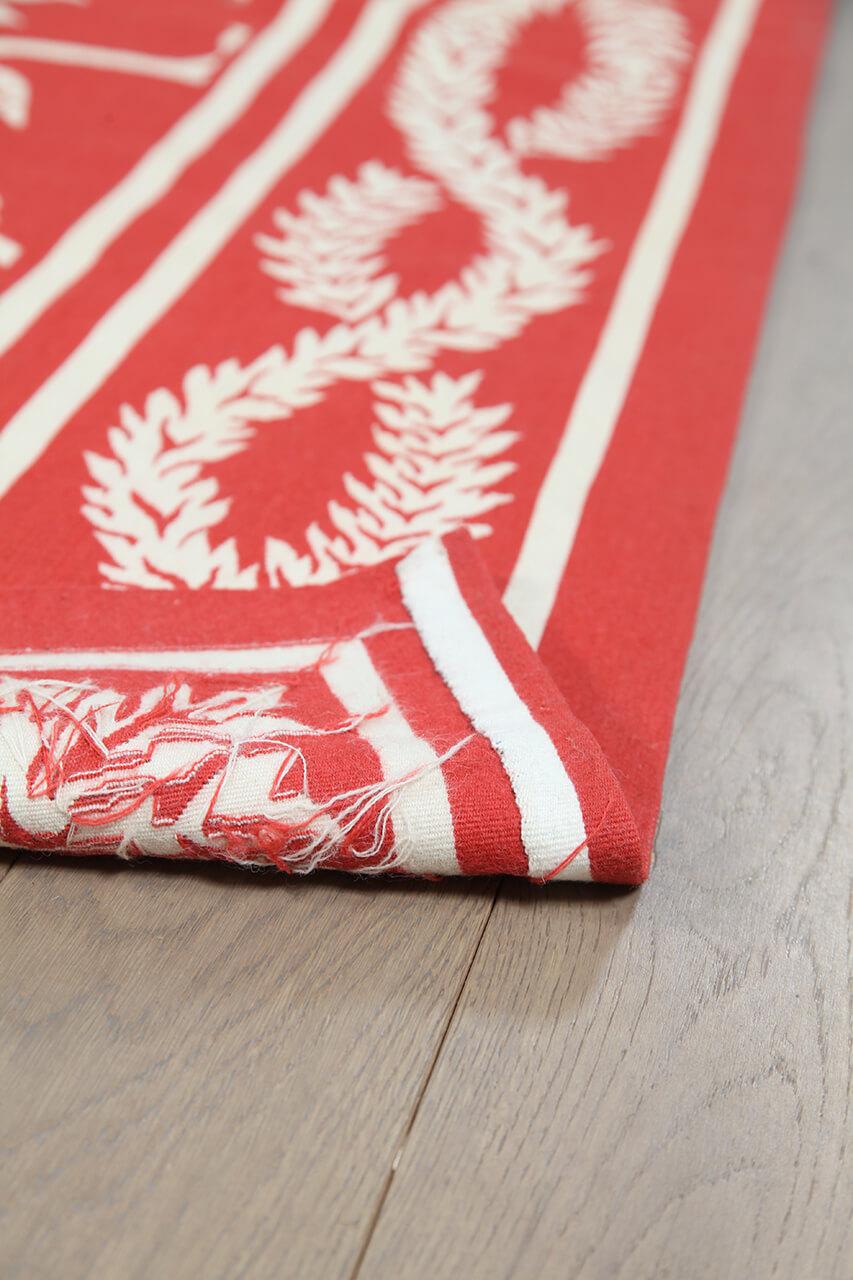 Handgeweven Kilim tapijt uit China met een bloemenpatroon in rood