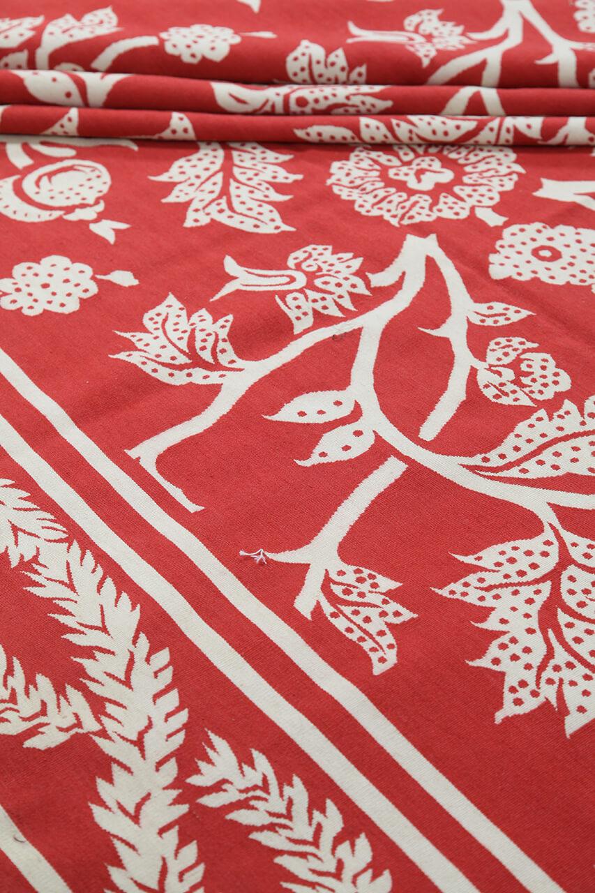 Handgeweven Kilim tapijt uit China met een bloemenpatroon in rood
