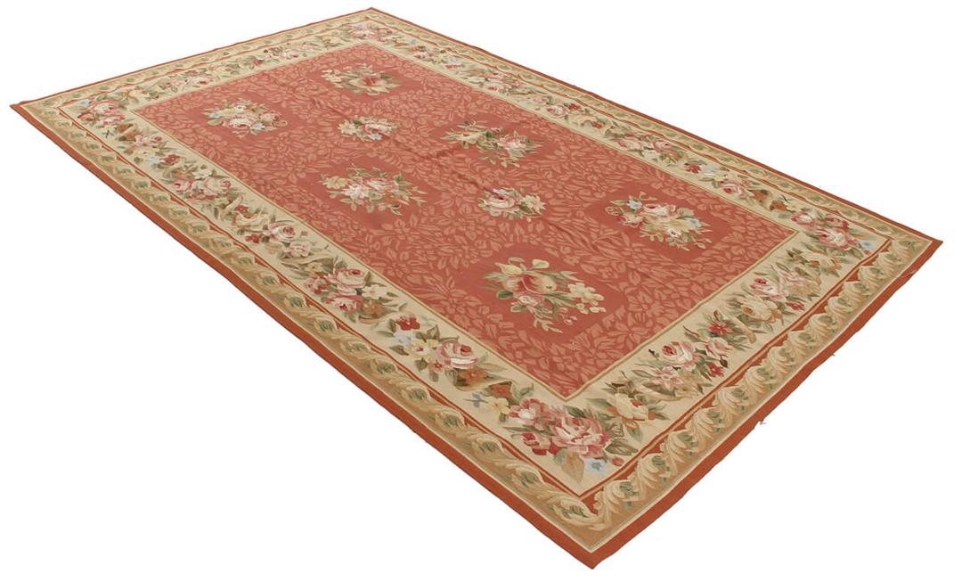 Rødt tæppe i Aubusson-stil med blomstermotiver fra Kina