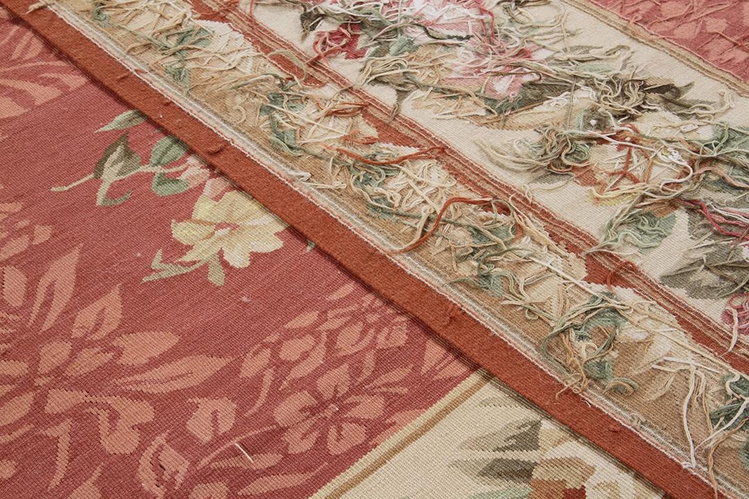 Rødt tæppe i Aubusson-stil med blomstermotiver fra Kina