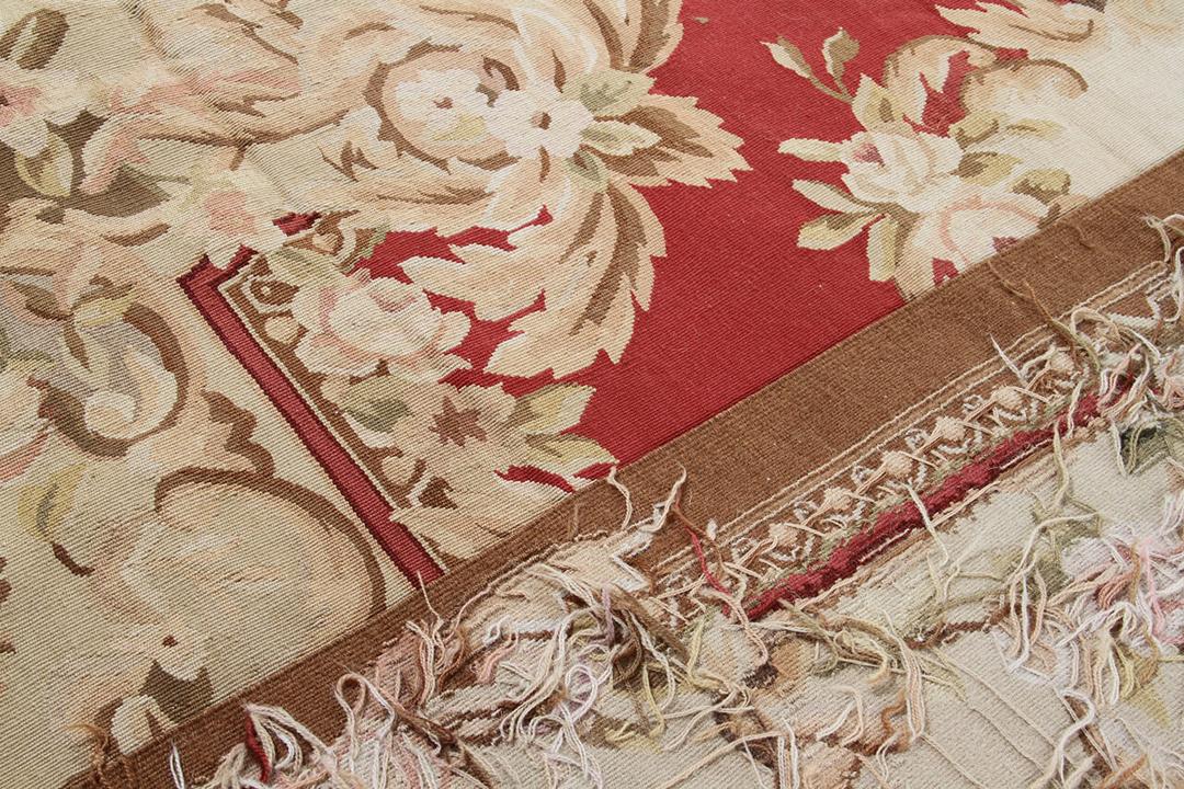 Kvadratisk håndvævet tæppe med blomstermønstre i røde og beige nuancer fra Kina