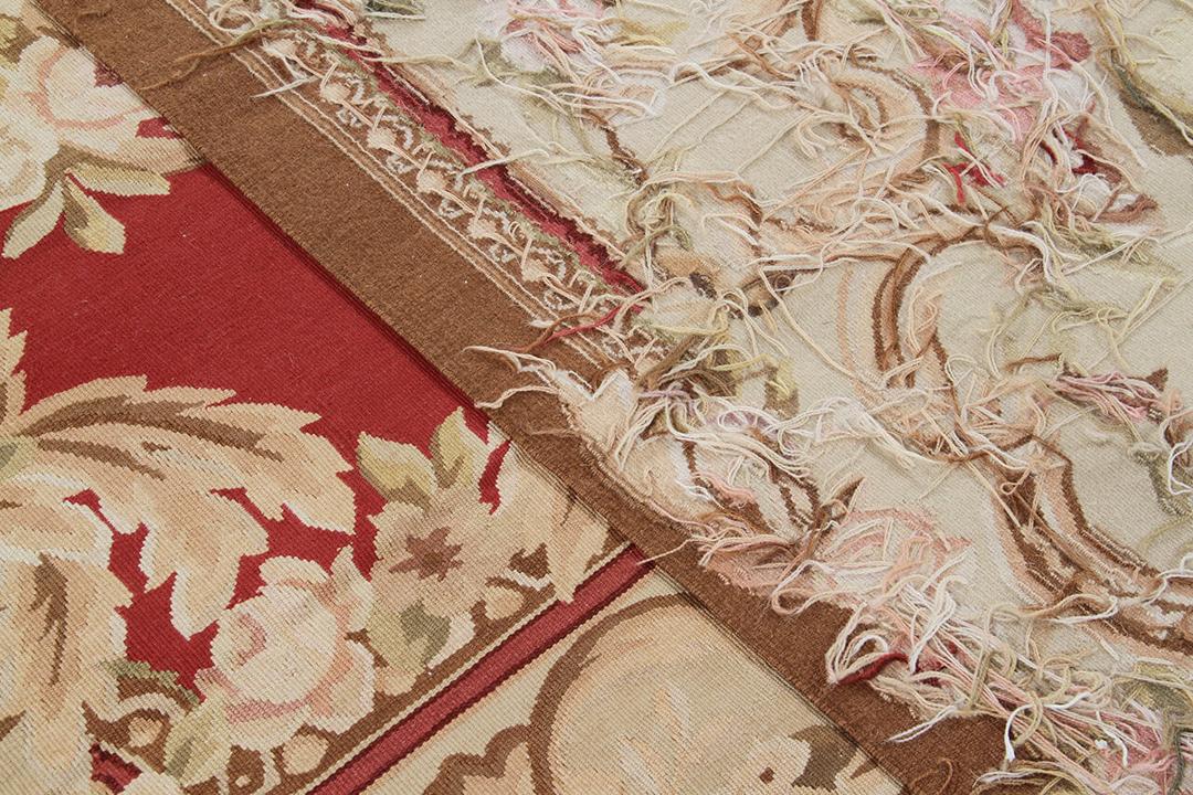 Kvadratisk håndvævet tæppe med blomstermønstre i røde og beige nuancer fra Kina