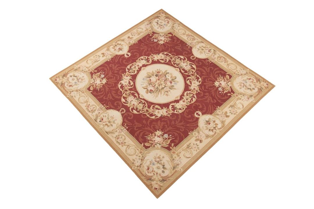 Kvadratisk håndvævet tæppe i Aubusson-stil med blomstermotiver i rød og beige, fremstillet i Kina