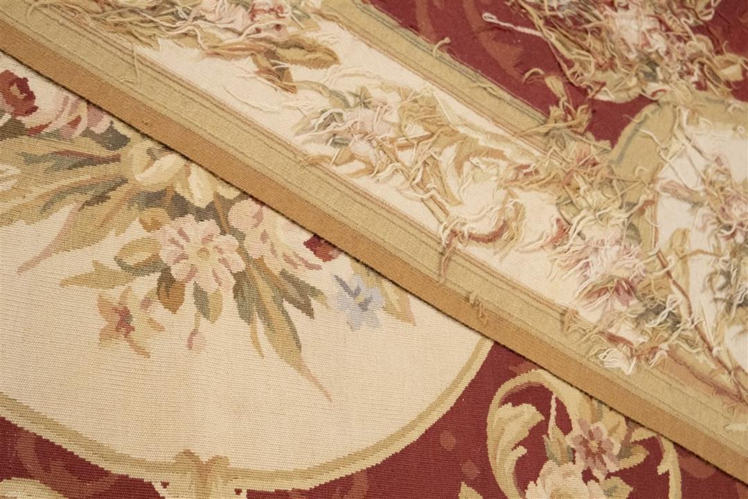 Kvadratisk håndvævet tæppe i Aubusson-stil med blomstermotiver i rød og beige, fremstillet i Kina