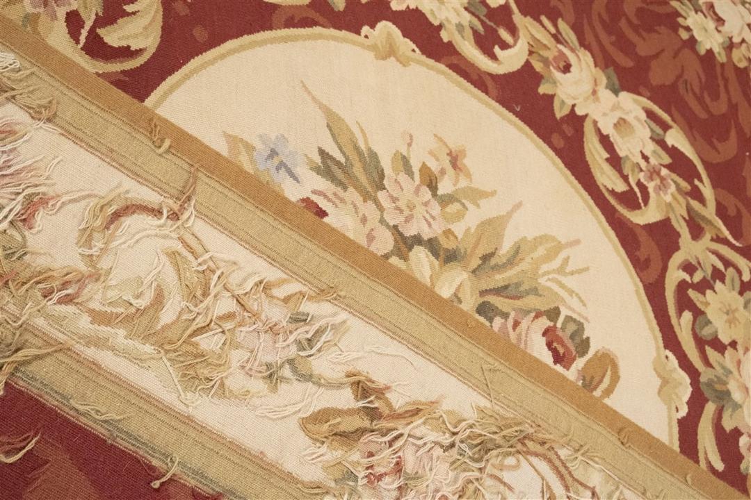 Kvadratisk håndvævet tæppe i Aubusson-stil med blomstermotiver i rød og beige, fremstillet i Kina
