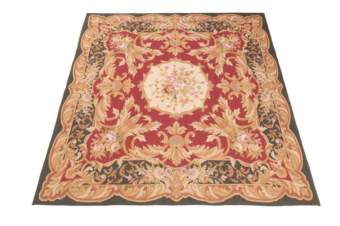 Et kvadratisk håndvævet tæppe i Aubusson-stil med røde og beige blomstermønstre fra Kina.