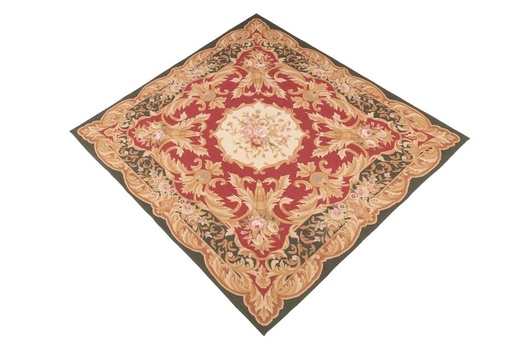 Et kvadratisk håndvævet tæppe i Aubusson-stil med røde og beige blomstermønstre fra Kina.