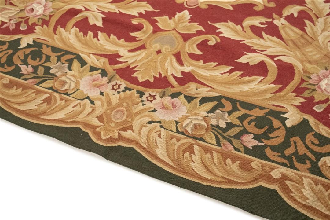 Et kvadratisk håndvævet tæppe i Aubusson-stil med røde og beige blomstermønstre fra Kina.