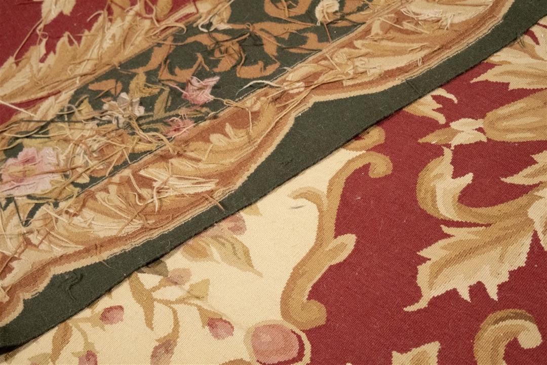 Et kvadratisk håndvævet tæppe i Aubusson-stil med røde og beige blomstermønstre fra Kina.