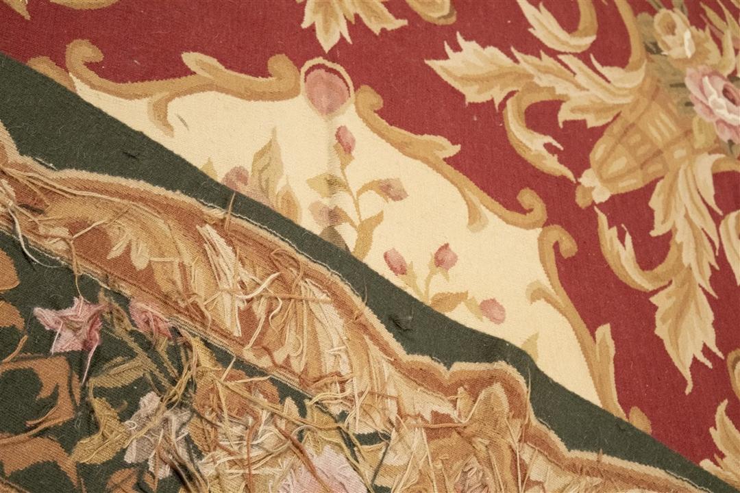 Et kvadratisk håndvævet tæppe i Aubusson-stil med røde og beige blomstermønstre fra Kina.