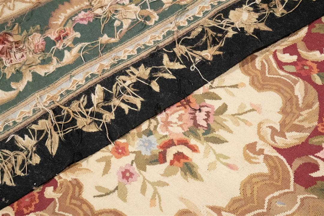 Vierkant Aubusson tapijt met een rood bloemenpatroon gemaakt in China