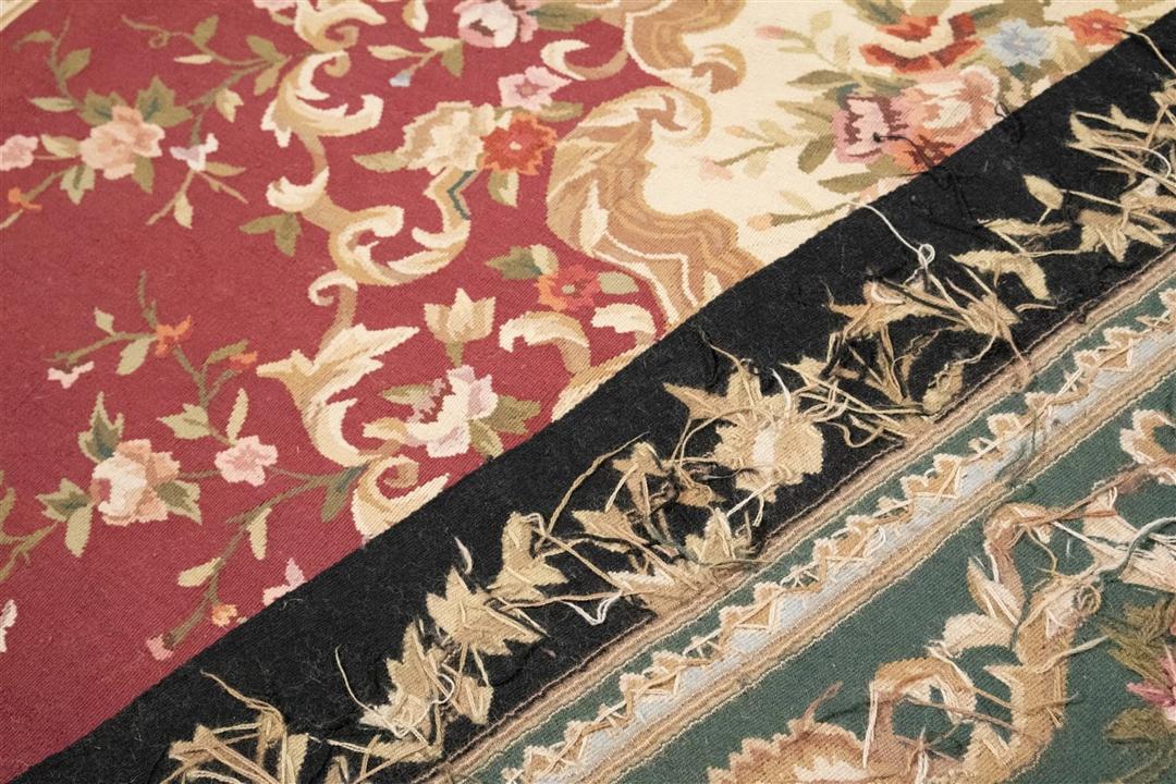 Vierkant Aubusson tapijt met een rood bloemenpatroon gemaakt in China