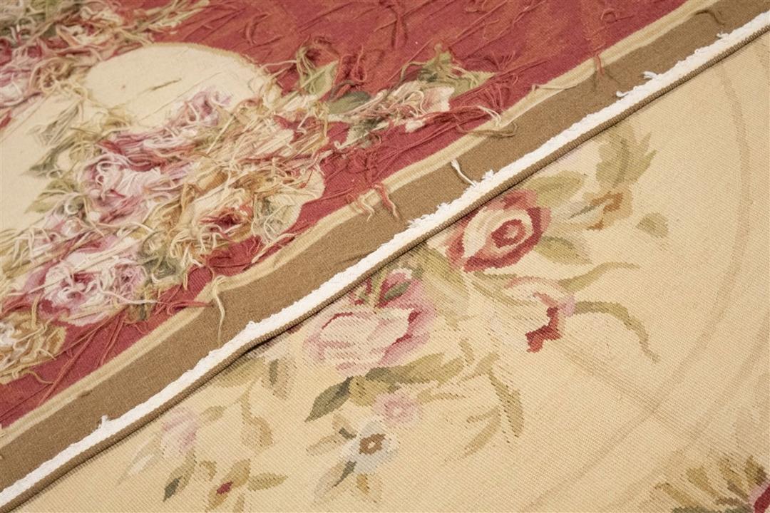 Kvadratisk håndvævet blomstret Aubusson-tæppe fra Kina i rød og creme