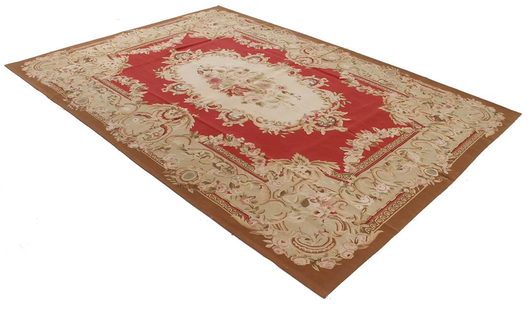 Håndvævet tæppe i Aubusson-stil med en blomstret medaljon i rød og creme, fremstillet i Kina.