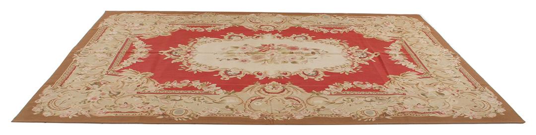 Håndvævet tæppe i Aubusson-stil med en blomstret medaljon i rød og creme, fremstillet i Kina.