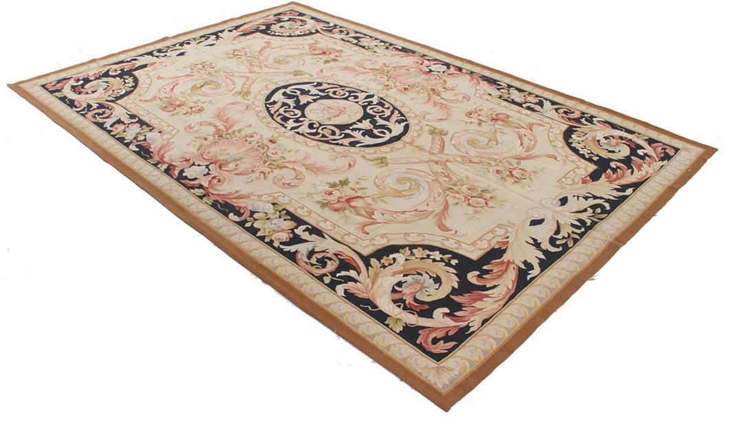 Et rektangulært tæppe i Aubusson-stil med indviklede blomstermotiver og mørkeblå og beige toner fra Kina.
