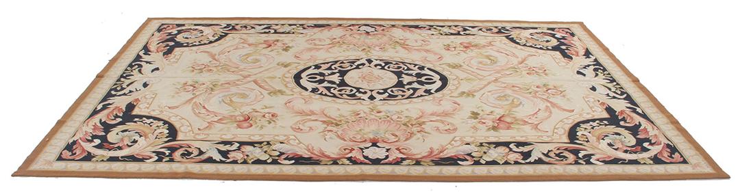 Et rektangulært tæppe i Aubusson-stil med indviklede blomstermotiver og mørkeblå og beige toner fra Kina.