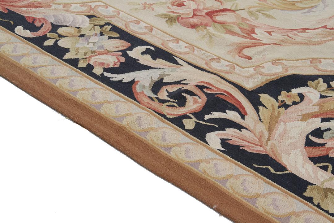 Et rektangulært tæppe i Aubusson-stil med indviklede blomstermotiver og mørkeblå og beige toner fra Kina.