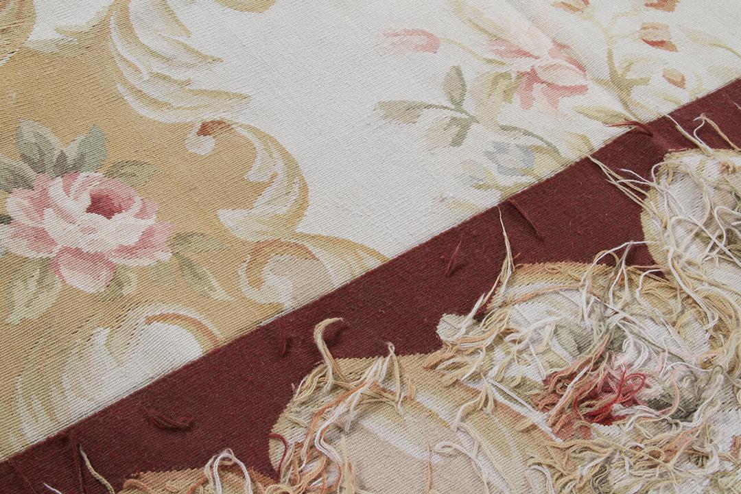 Håndvævet tæppe i Aubusson-stil med blomstermønster i røde og beige nuancer fra Kina