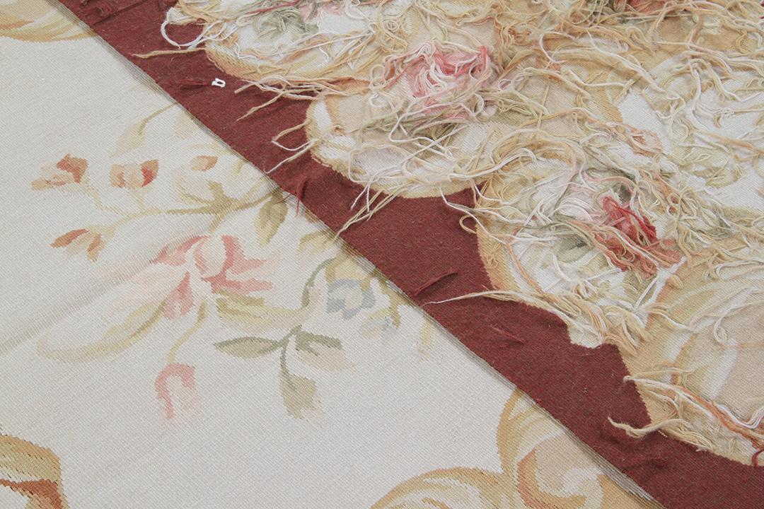 Håndvævet tæppe i Aubusson-stil med blomstermønster i røde og beige nuancer fra Kina