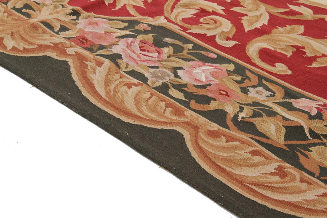 Håndvævet tæppe i Aubusson-stil med blomstermotiv fra Kina i rød og sort