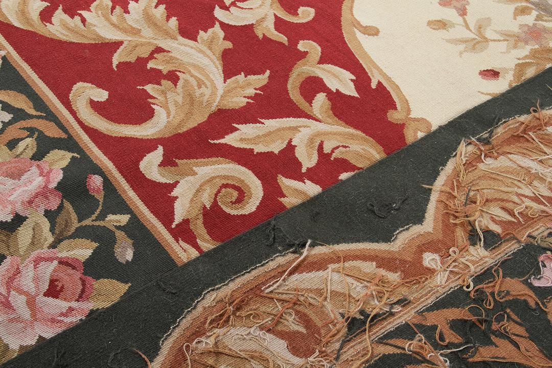 Håndvævet tæppe i Aubusson-stil med blomstermotiv fra Kina i rød og sort