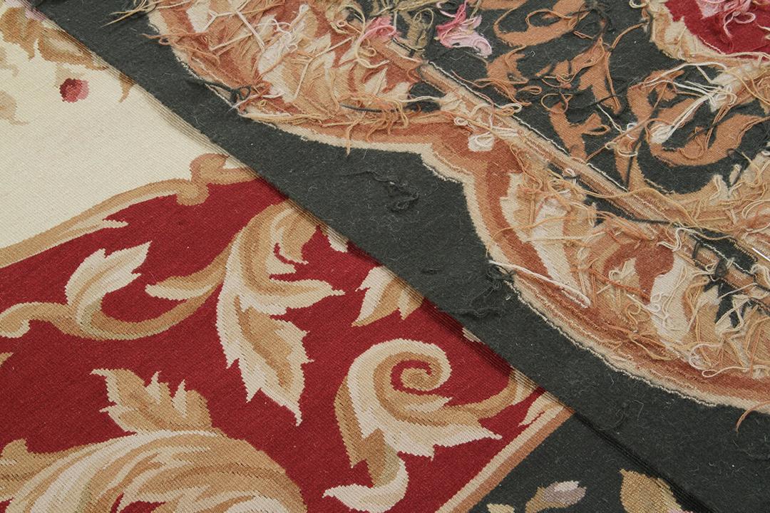 Håndvævet tæppe i Aubusson-stil med blomstermotiv fra Kina i rød og sort