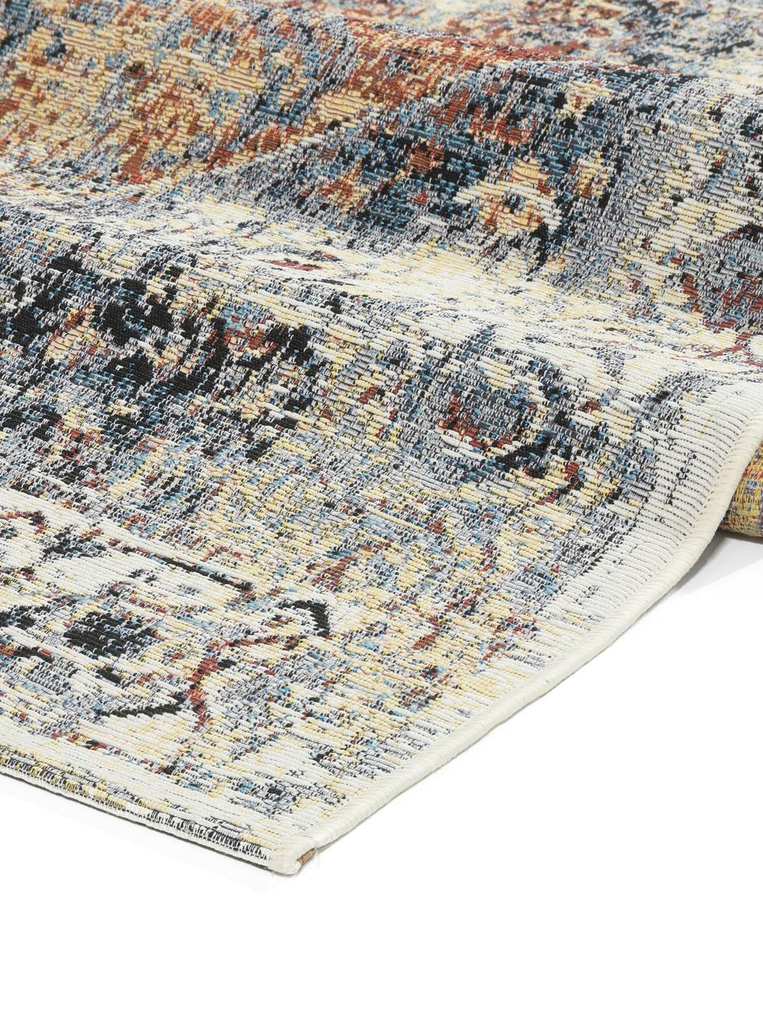 Tapis bleu avec un motif détaillé et des poils ras