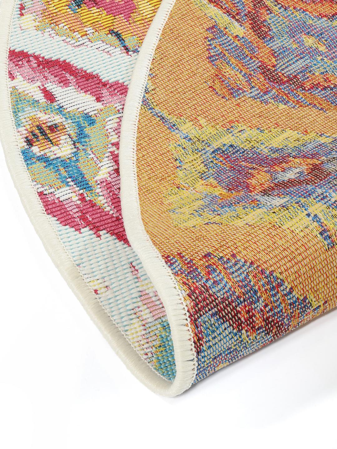 Rond lichtblauw vloerkleed met een kleurrijk ikat patroon