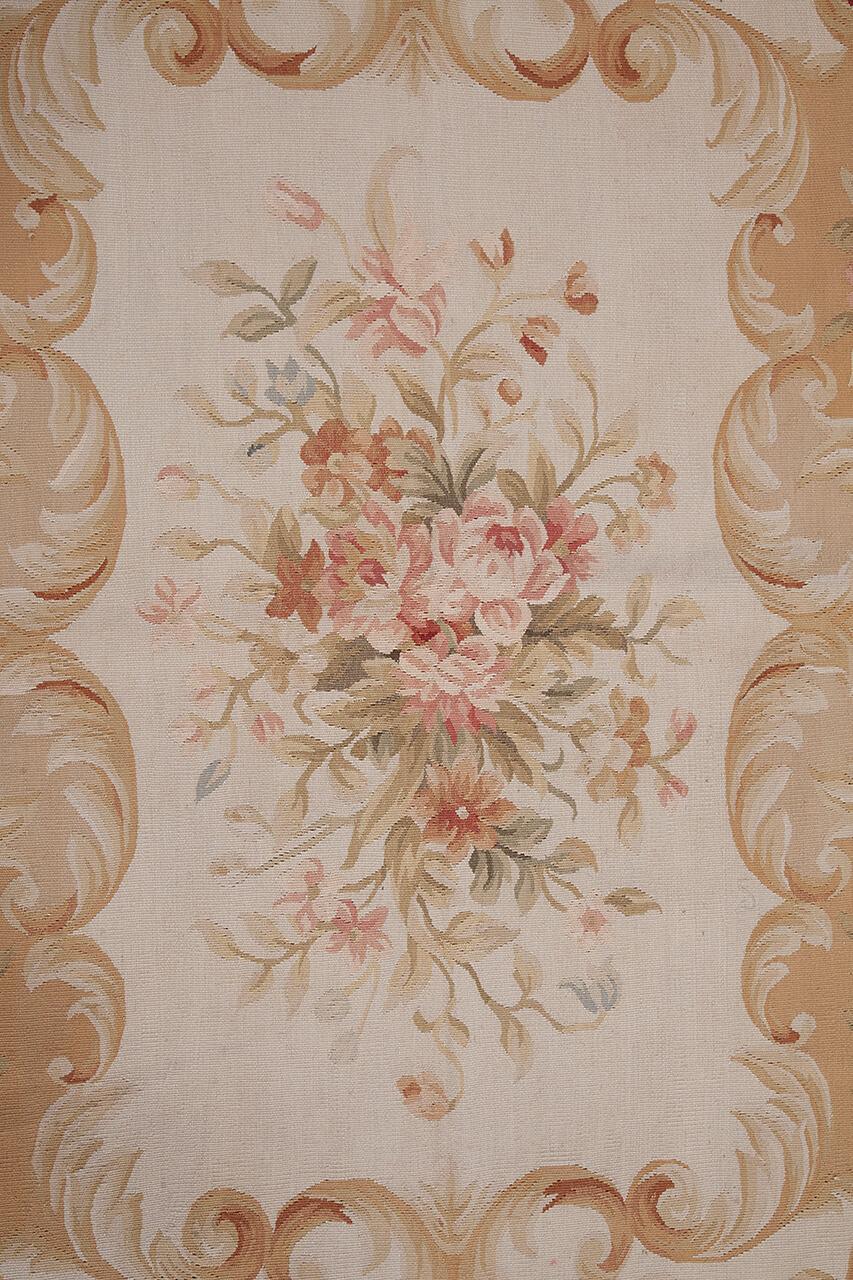 Håndvævet kelimtæppe fra Kina med blomstermotiver i rød og beige