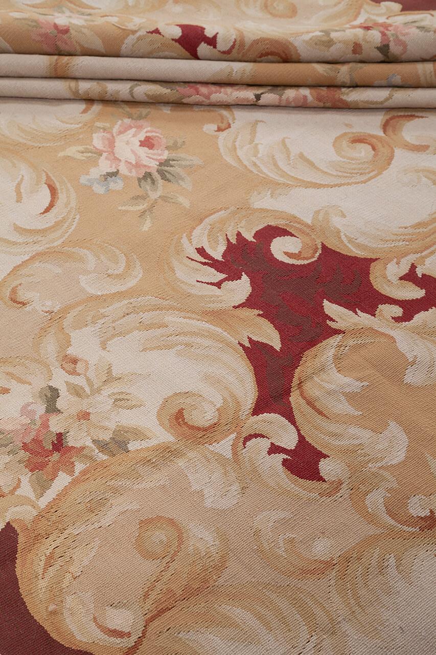 Håndvævet kelimtæppe fra Kina med blomstermotiver i rød og beige