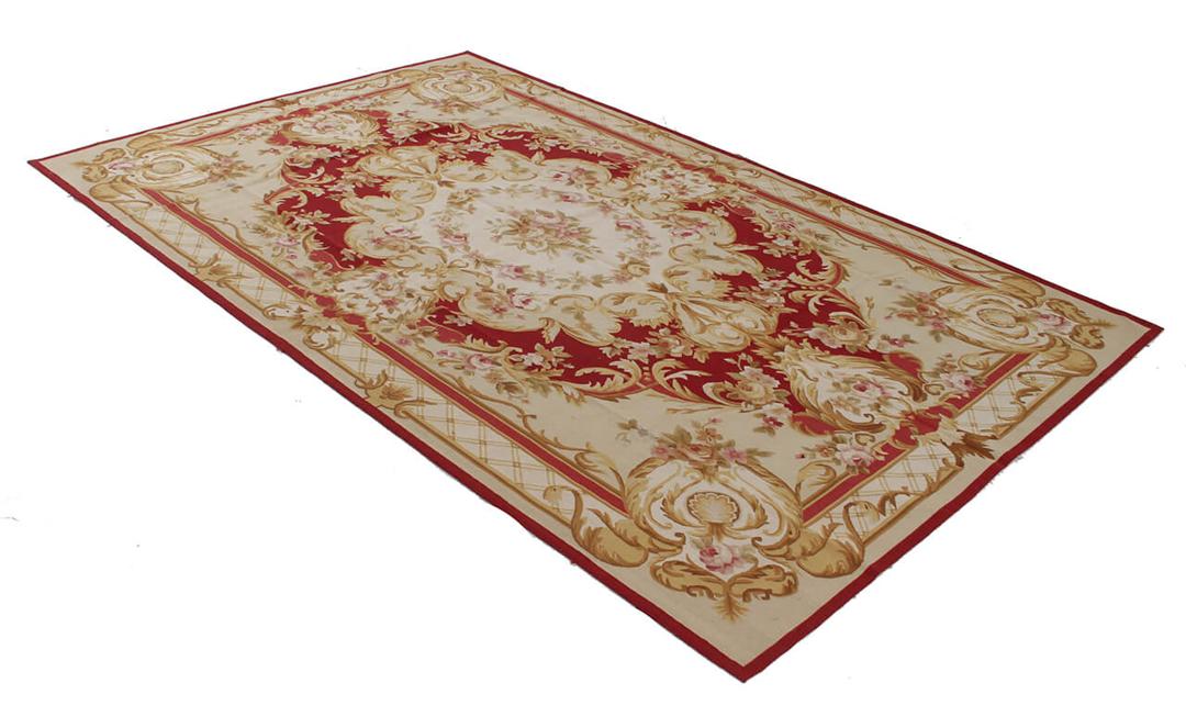 Håndvævet tæppe i Aubusson-stil fra Kina med blomstermotiver i rød og creme