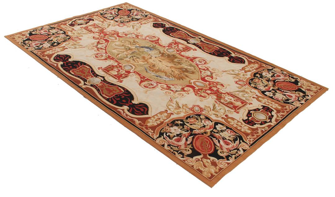 Håndvævet Aubusson-stil tæppe fra Kina med et flerfarvet blomster- og påfugledesign