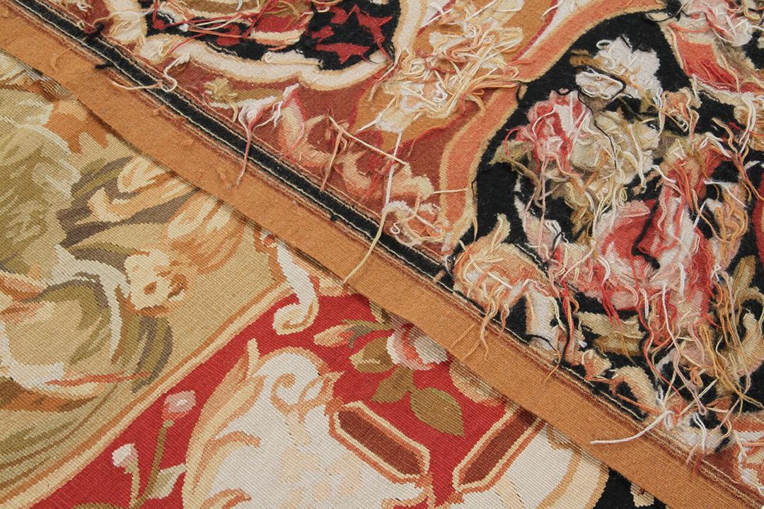 Håndvævet Aubusson-stil tæppe fra Kina med et flerfarvet blomster- og påfugledesign
