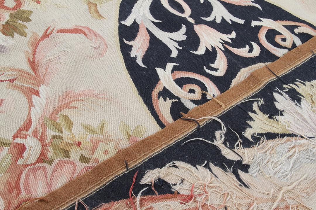 Handgeweven Aubusson-stijl bloementapijt met een beige en donkerblauw palet