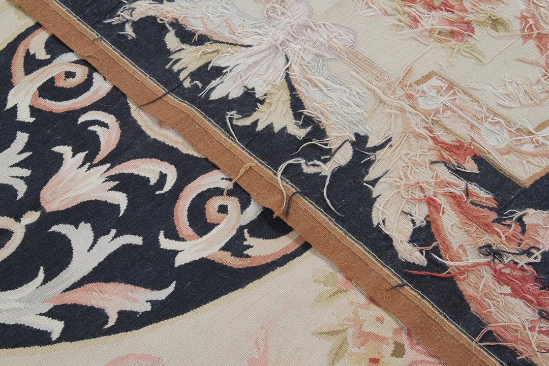 Handgeweven Aubusson-stijl bloementapijt met een beige en donkerblauw palet